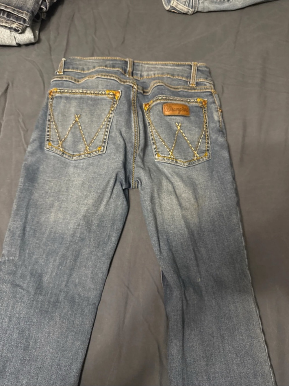 Wrangler Men's Faded Blue Straight Jeans with Contrast Stitching